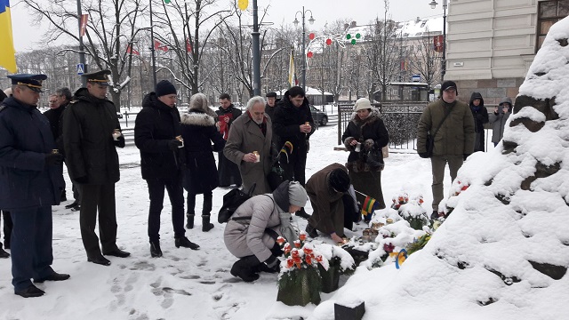 Память Героев Небесной Сотни почтили в Вильнюсе, - МИД 04