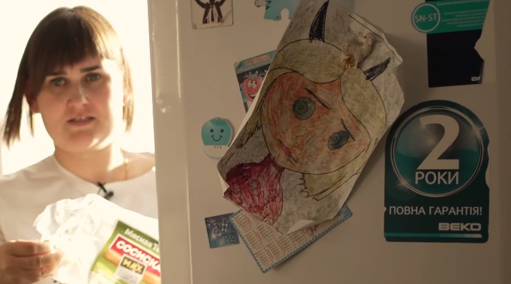 Сестра оккупанта жалуется, что на его похороны дали мало денег. Рядом – украденный в Украине холодильник 01