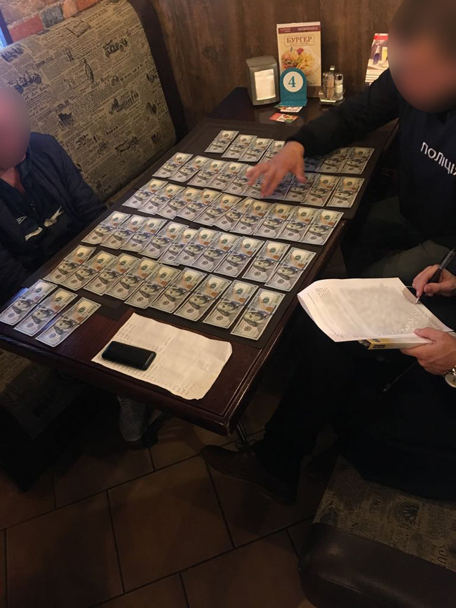 Офіцера Управління морально-психологічного забезпечення Збройних Сил України затримали на хабарі 5 тис. дол., - військова прокуратура 03 Офіцера Управління морально-психологічного забезпечення Збройних Сил України затримали на хабарі 5 тис. дол., - військова прокуратура 03