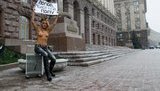 Киев замерзает в холодных квартирах. Нагие FEMEN на морозе требуют от Попова "подогрева попы". ФОТОрепортаж