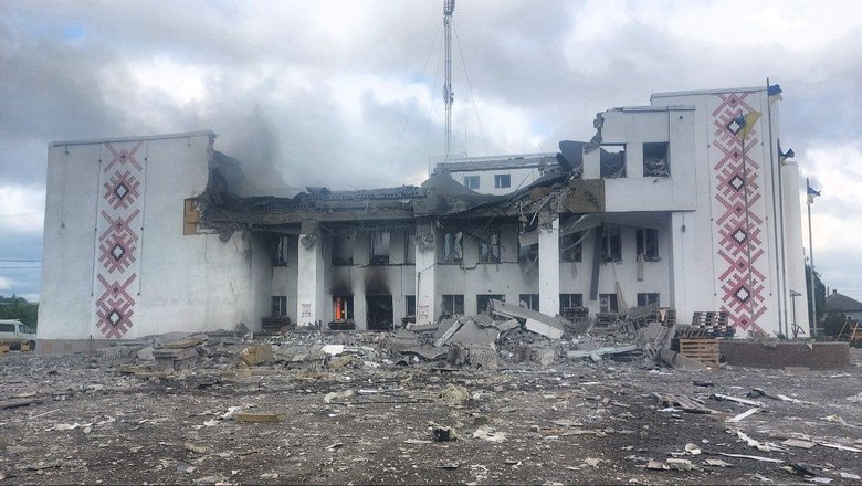 At night, occupiers destroyed humanitarian headquarters in Dergachi in Kharkiv region by missile strike 01