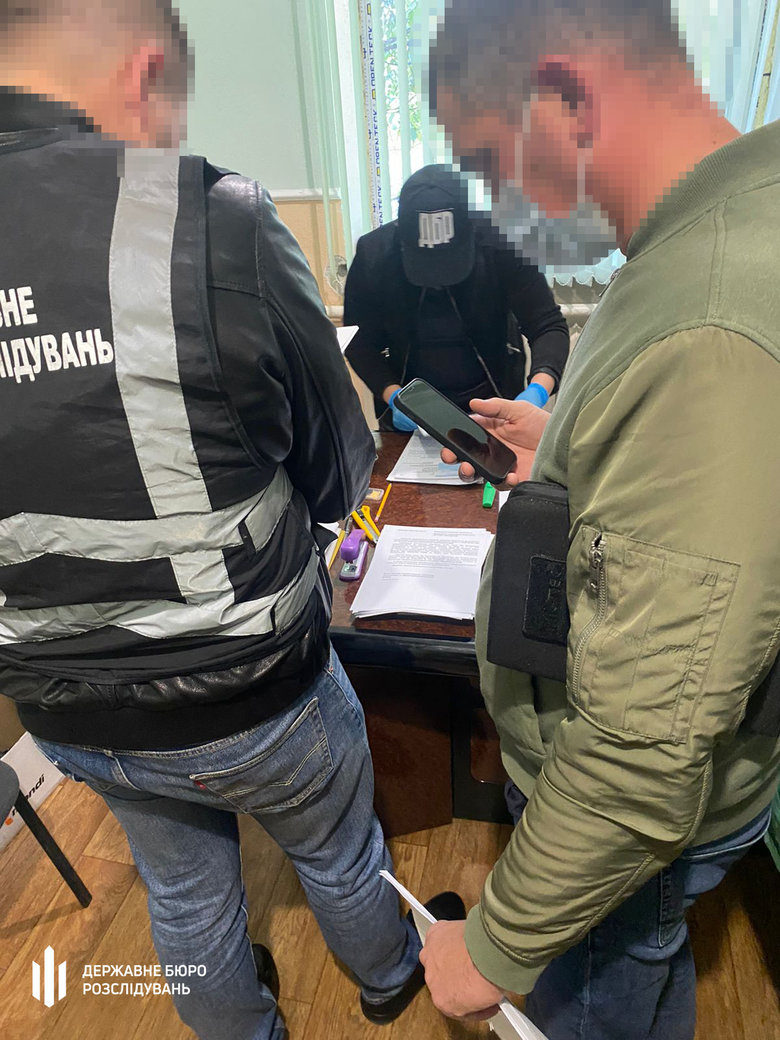 Полицейский в Запорожской области продавал большие партии наркотиков, которые были вещдоками, - ГБР 02
