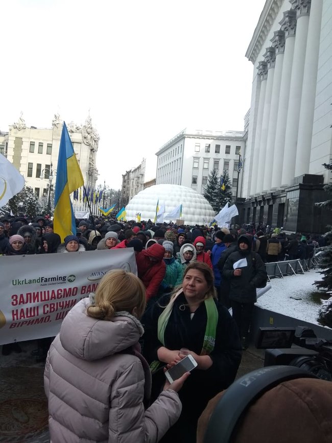 Кілька тисяч співробітників підприємств Бахматюка на мітингу закликали президента звільнити главу НАБУ Ситника і захистити їхні робочі місця 04