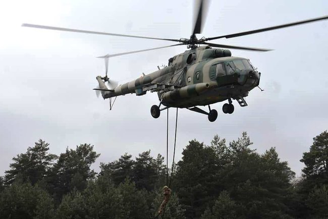 Військовослужбовці 25-ї ОПДБр відпрацювали безпарашутне десантування з вертольота 01