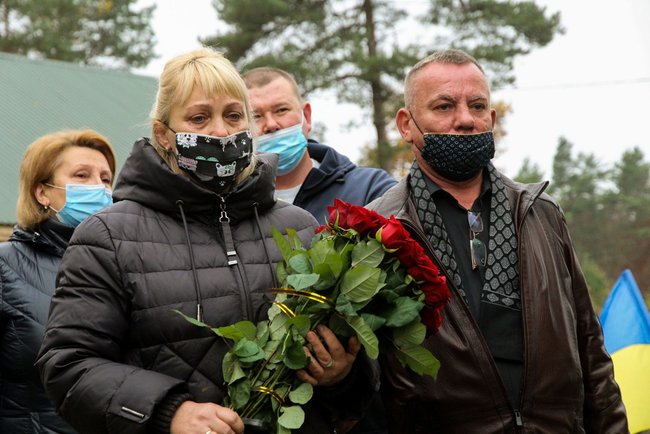 Первый в Украине памятник погибшим военным пожарным открыли на Львовщине 02