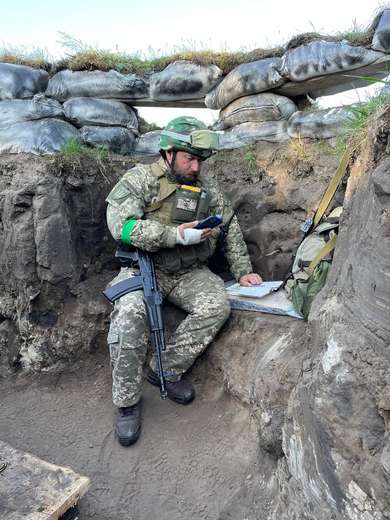 University Professor Sandor giving a lecture to students from a trench 01