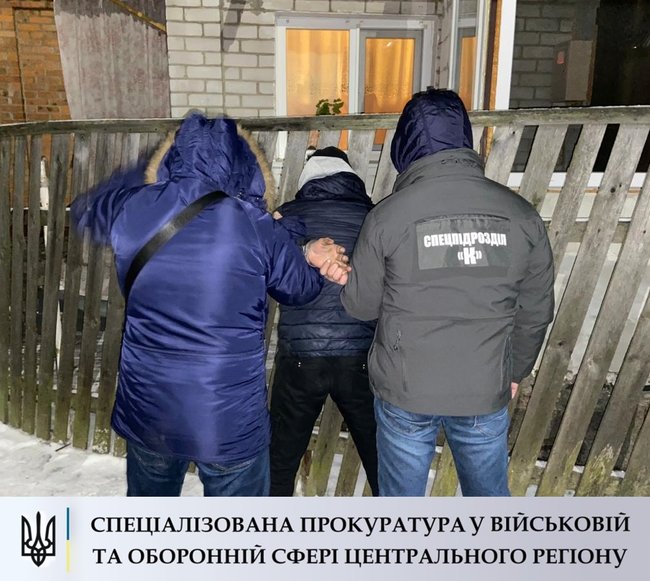 За торговлю наркотиками на Житомирщине задержали военнослужащего 01