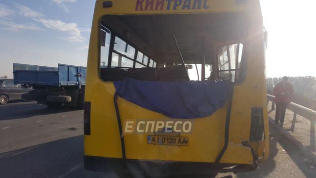 Вантажівка протаранила маршрутку в Києві: є постраждалі 04