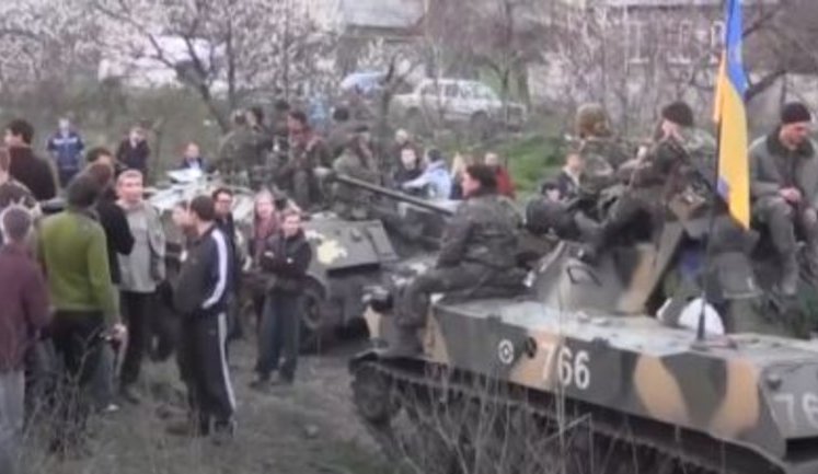 "Важко було усвідомити, що воюємо не з народом, а з озброєними бандитами", - 6 років тому бойовики РФ та їхні прибічники блокували колону ЗСУ біля Краматорська та заволоділи бронетехнікою. ВIДЕО