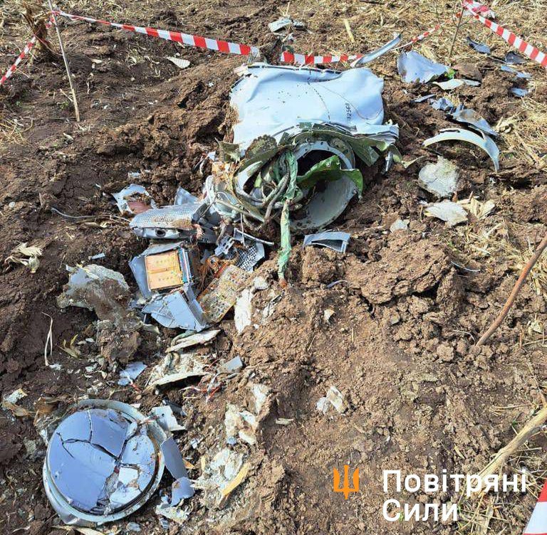 Уламки російських крилатих ракет Калібр та Х-101, збитих сьогодні силами ППО 03