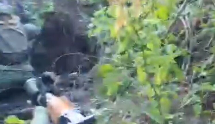 Ukrainian soldier eliminates Russian occupier almost at close range. VIDEO