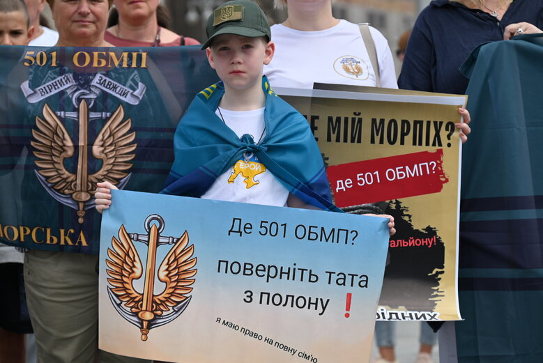 Акція на підтримку полонених військових медиків відбулася на Майдані Незалежності 22