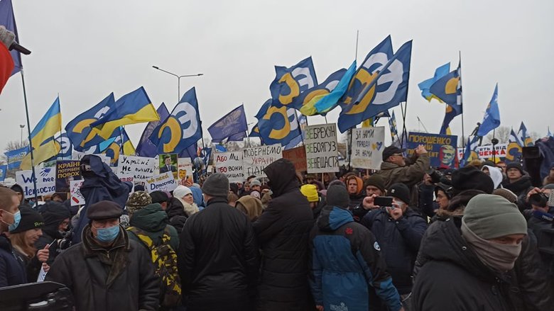 Прихильники Порошенка зібралися біля аеропорту Київ 24