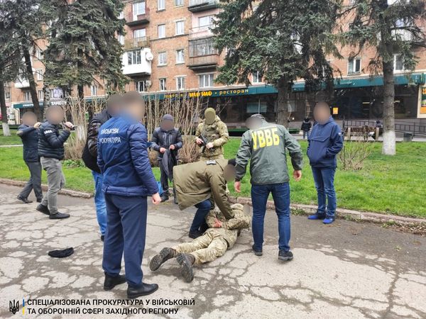 Военнослужащий Черновицкого погранотряда задержан на взятке 1050 евро за содействие контрабанде, - прокуратура 01