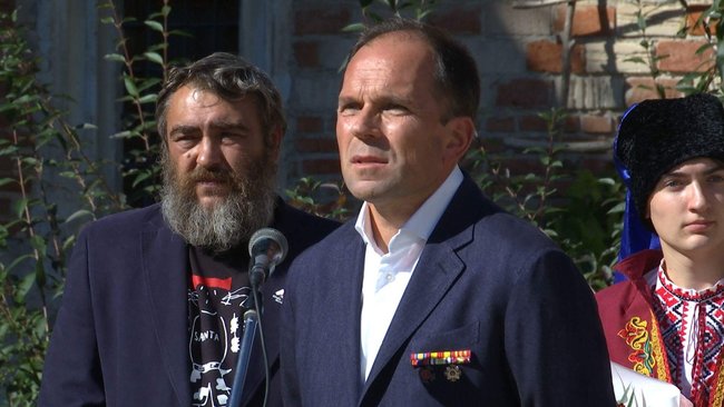 Народний герой України в Хотині: шість недержавних нагород вручили у дворі старовинної фортеці на Буковині 03