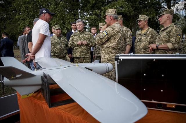 Порошенку показали українські безпілотники і засоби радіоелектронної боротьби 02 Порошенку показали українські безпілотники і засоби радіоелектронної боротьби 02