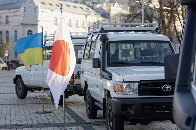 Японія передала підрозділам ДСНС спецавтомобілі та міношукачі, - Клименко 03