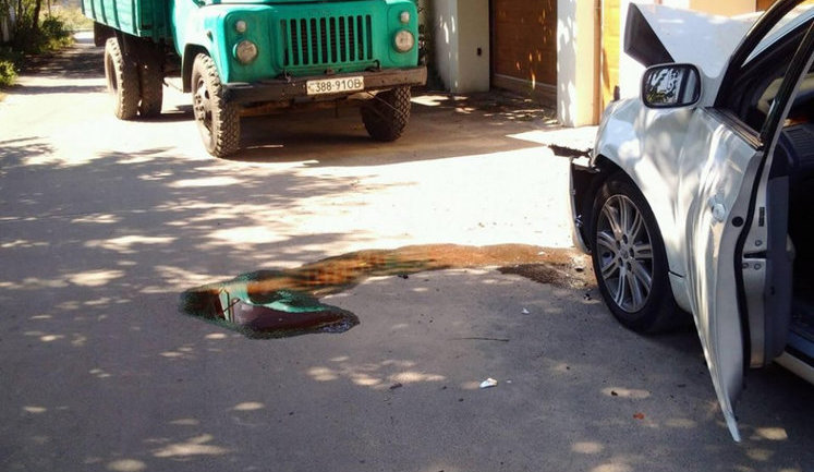 Автомобиль с лидерами одесского "Руха" на большой скорости протаранил грузовик. Водитель ГАЗа скрылся на мопеде, - СМИ. ФОТОрепортаж