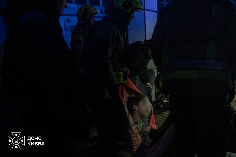 У трьох районах Києва зафіксували наслідки нічної атаки: є загиблий і постраждалі