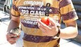 В Мариуполе прошла акция &amp;quot;Табачник, Do you speak English?&amp;quot;. С селедкой и помидорами... ФОТОрепортаж.