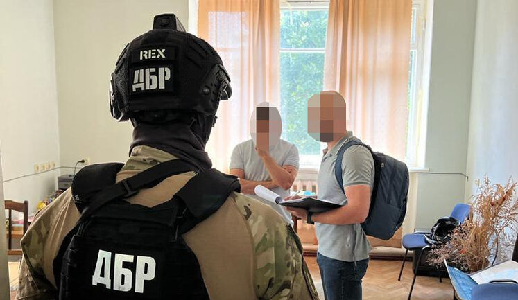 "Такса за кожну фуру із зерном": ДБР затримало на хабарі начальника митного посту в порту Рені