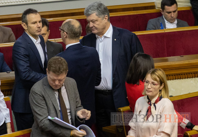 Вітальний поцілунок Стефанчука і Третьякової, замислена Тимошенко і розпростерті обійми Федини для Вятровича, - робота ВР 3 грудня 18