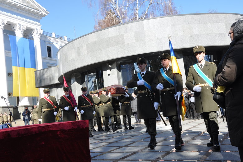 В Києві попрощалися із загиблим внаслідок російського обстрілу розвідником 30-ї ОМБр Антоном Сидоровим 12