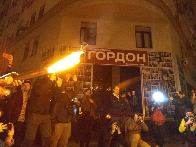 Акция под офисом Гордона, взявшего интервью у террориста Гиркина 13