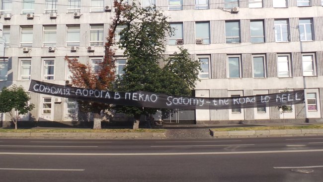 Противники КиївПрайду на стільцях перекривають шлях маршу 06