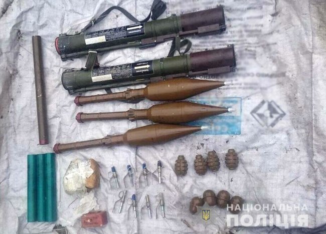 Схрон вибухонебезпечних предметів виявлено в приватному домогосподарстві на Донеччині, його власник перебуває в ОРДЛО, - Нацполіція 01