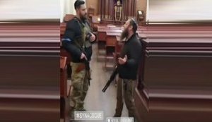 Вооруженные теробороновцы из еврейской общины поют песню в киевской синагоге. ВИДЕО