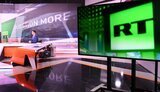Российский госканал RT в РФ называет противников вакцинации "имбециллами" и "убийцами", а на Западе он стал рупором антиководников, распространяет ненаучные сведения о вирусе и упоминает гестапо.