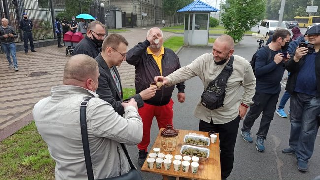 У Києві під посольством РФ в ході акції в память загиблих на Донбасі воїнів спалили Кремль 16 У Києві під посольством РФ в ході акції в память загиблих на Донбасі воїнів спалили Кремль 16