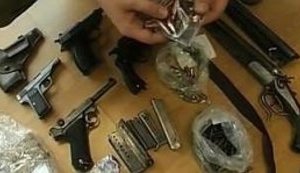 Милиция предъявила арсенал оружия, изъятого у активистов ВО "Тризуб". ВИДЕО.