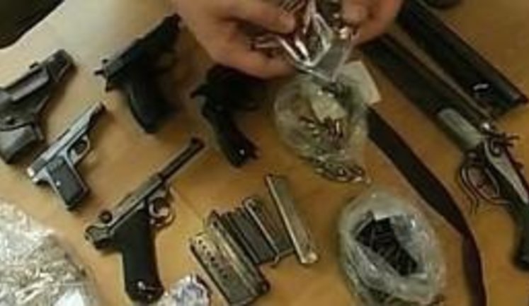 Милиция предъявила арсенал оружия, изъятого у активистов ВО "Тризуб". ВИДЕО.