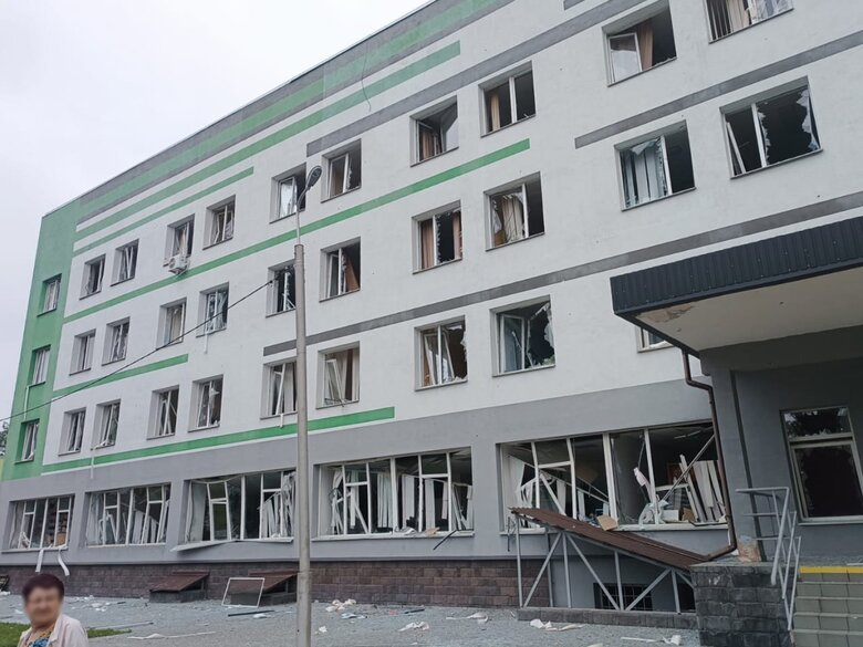 В Киеве повреждены три медучреждения