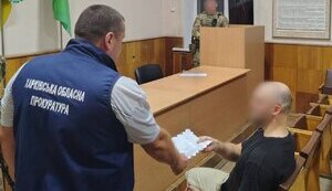 Чоловік напав із ножем на поліцейського та трьох військовослужбовців ТЦК у Харкові. Його взяли під варту. ВІДЕО+ФОТО