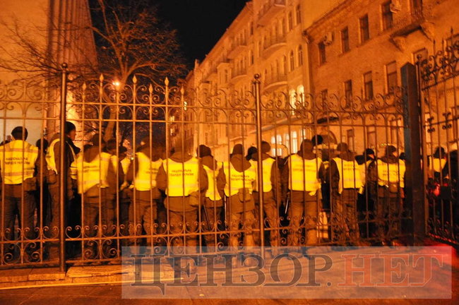 Активісти проводять мітинг під Офісом президента 06