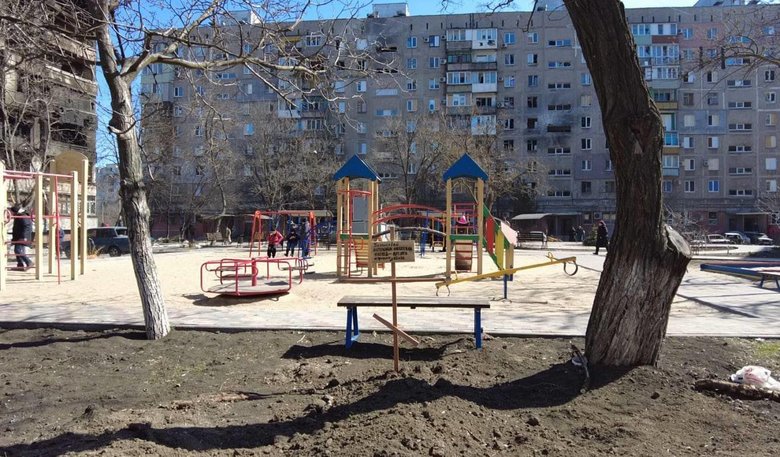 Цивільних жертв російської агресії у Маріуполі ховають на дитячих майданчиках 05
