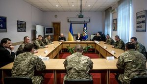Officers with combat experience crucial for raising army efficiency, - Poroshenko. PHOTO