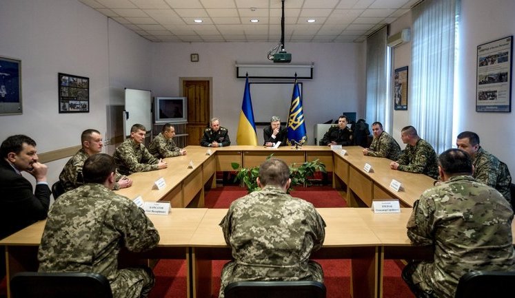 Officers with combat experience crucial for raising army efficiency, - Poroshenko. PHOTO