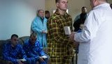 "В условиях гибридной войны, враг пытается дестабилизировать ситуацию изнутри": Порошенко посетил в больнице правоохранителей, раненных в столкновениях под Радой 27 февраля. ФОТО