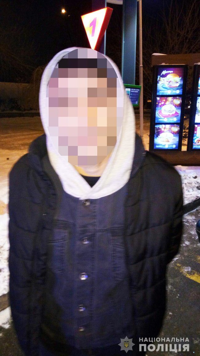 Полиция в Киеве задержала троих иностранцев, напавших на таксиста с ножом и угнавших его автомобиль 03