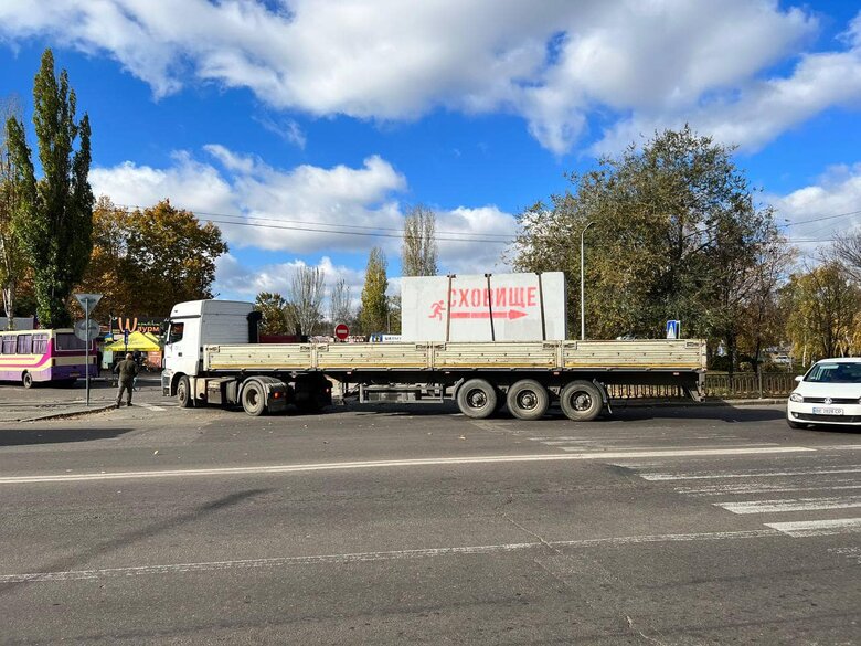 Перші два наземні бетонні укриття встановлюють у Миколаєві 08