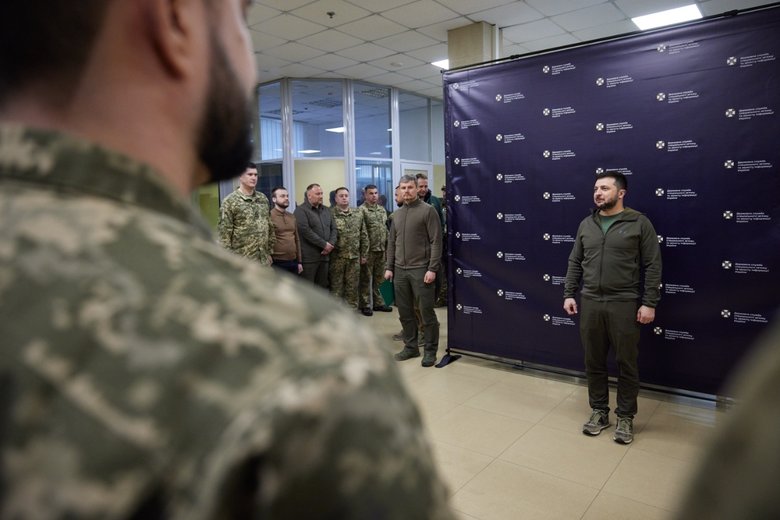 Зеленський вручив нагороди військовослужбовцям Держспецзвязку 04