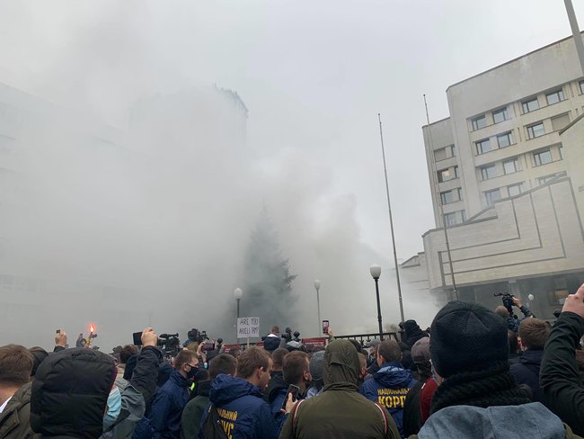 Protesters throw smoke bombs at Ukraines Constitutional Court 06