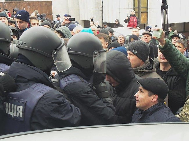 Protesters keep blocking police van with Saakashvili inside, construct barricade 02