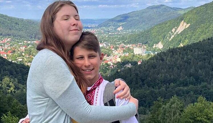 Зустрілися і за тиждень стали родиною: після загибелі жінки в Маріупольському драмтеатрі її сина взяла чужа сім’я