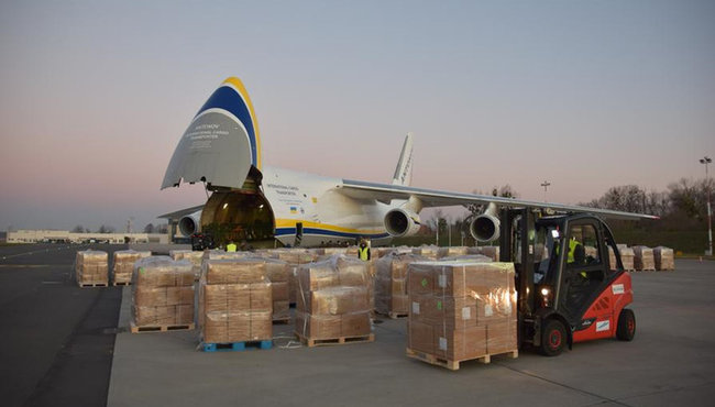 Український Руслан доставив кілька тонн медзасобів із Китаю до Польщі 01