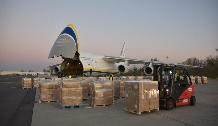 Український "Руслан" доставив кілька тонн медзасобів із Китаю до Польщі. ФОТО